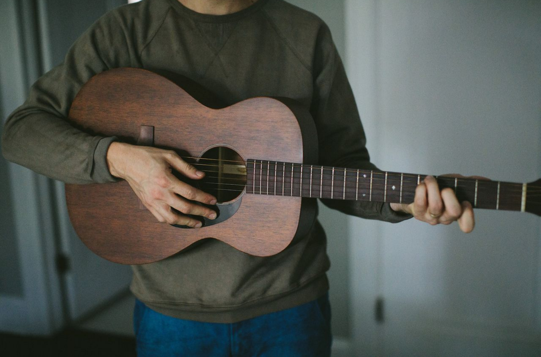Musician Andrew Belle playing the guitar