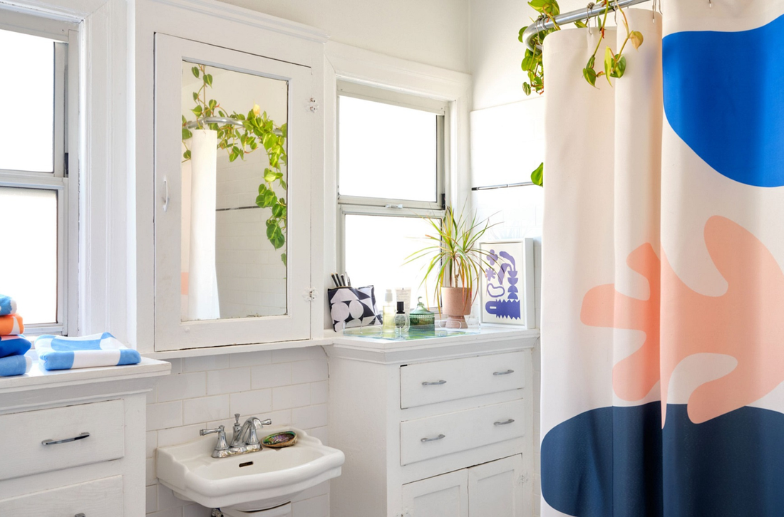 A decorated bathroom with plants