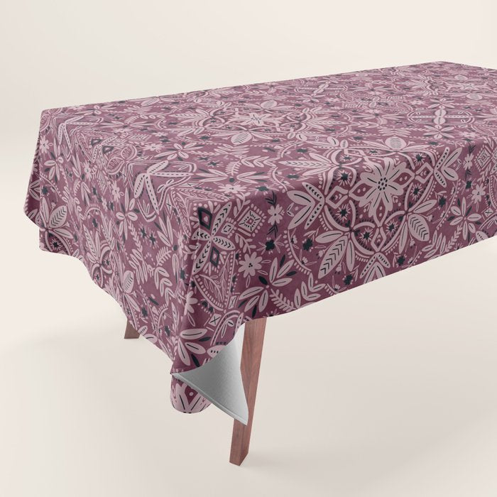 Chic Nature Charm Tablecloth Gallery Image 1