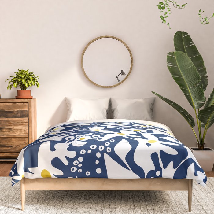 Blue jungle: Organic shapes and flowers Comforter Gallery Image 3