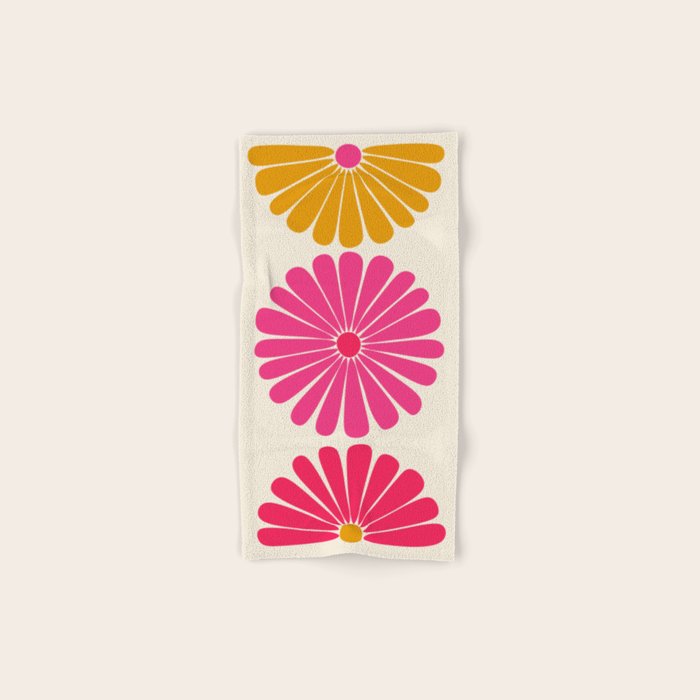 Retro Summer Daisies VII Bath Towel Gallery Image 1