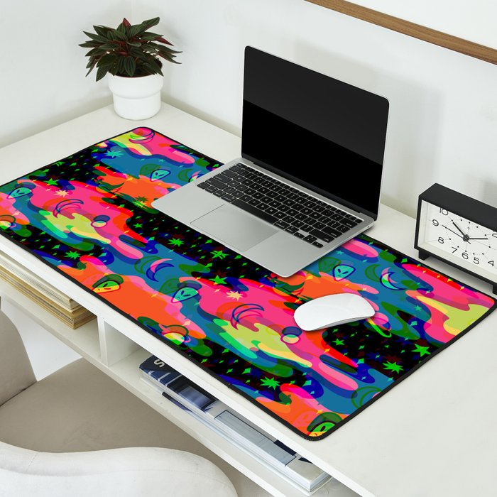Psychedelic 3D Alien Print Desk Mat Gallery Image 2