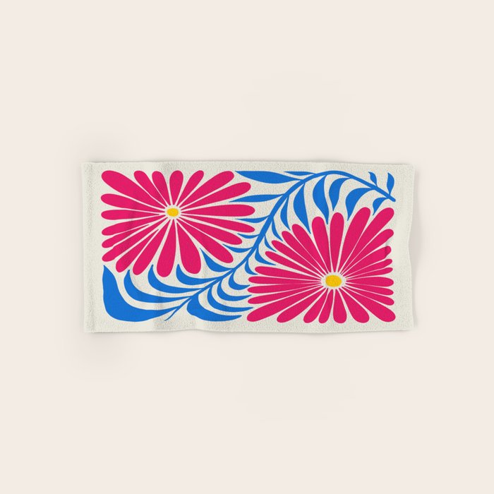 Viva Magenta Daisies Bath Towel Gallery Image 1
