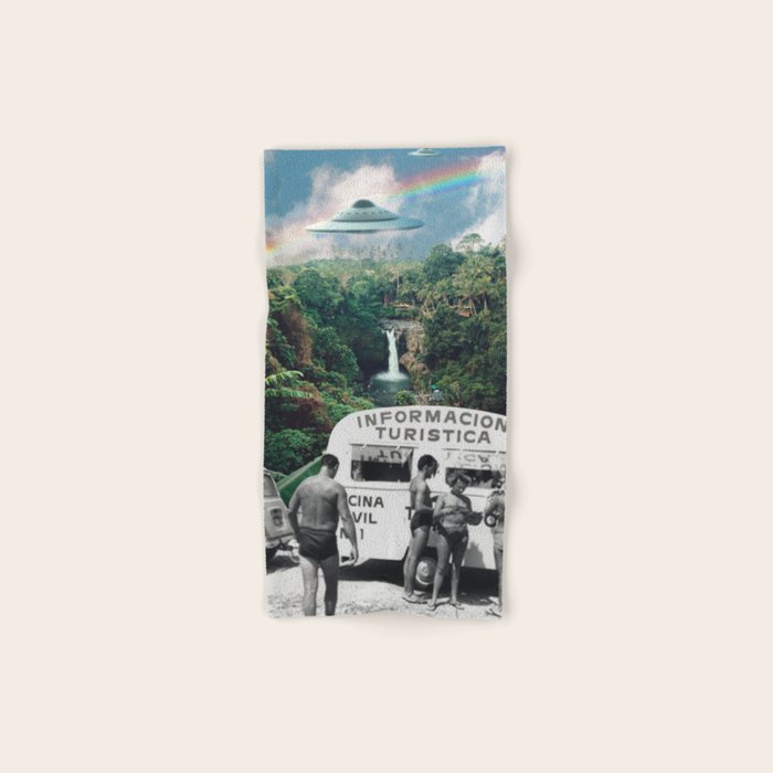 The Visitors // UFOs in Paradise Bath Towel Gallery Image 1