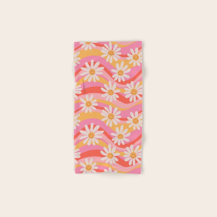 Wavy Daisies Bath Towel Gallery Image 1