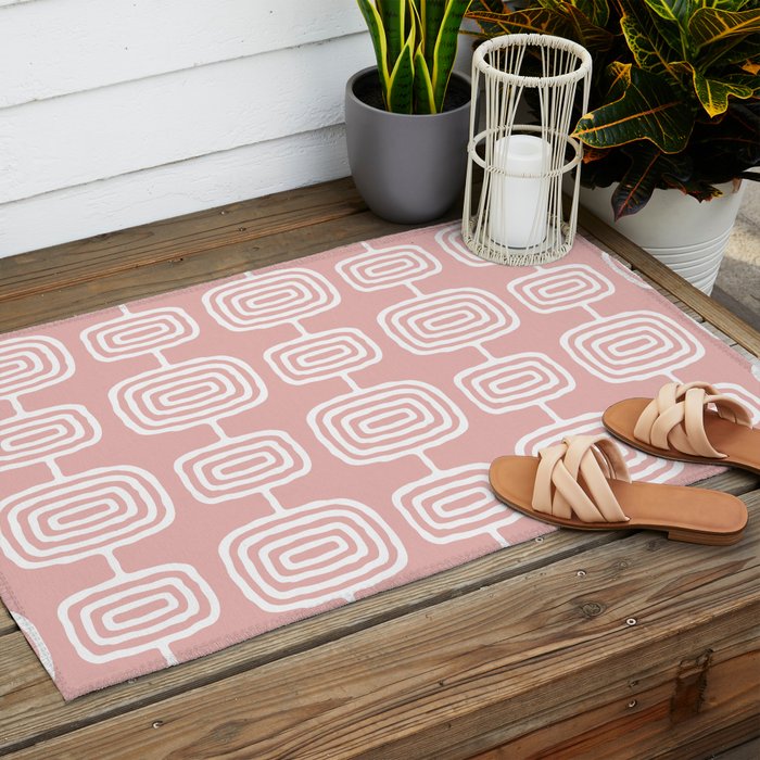 Mid Century Modern Atomic Rings Pattern Dusty Rose Outdoor Rug Gallery Image 2