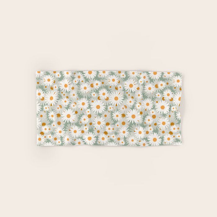 Chamomile pattern Bath Towel Gallery Image 1