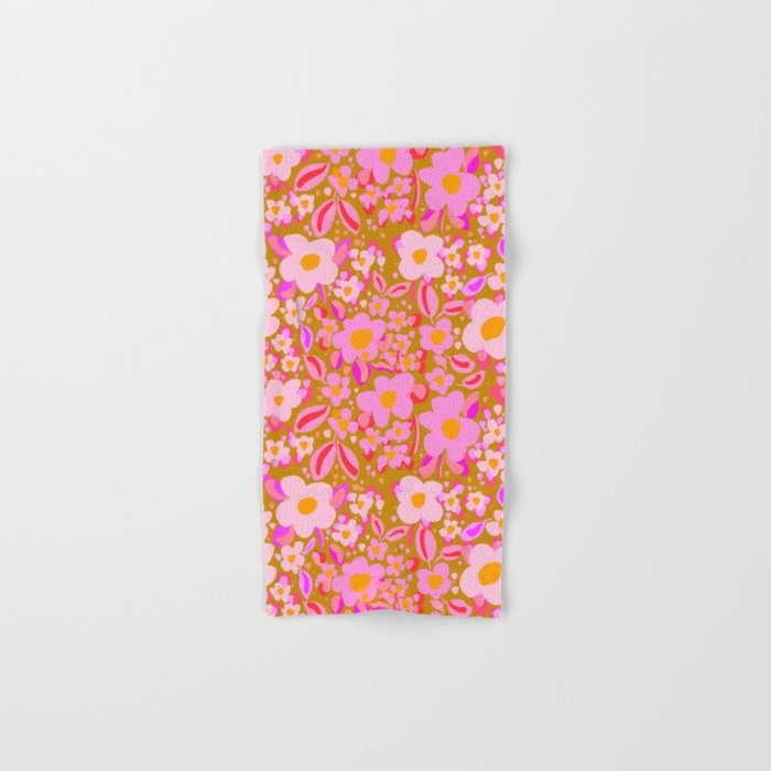 Retro vintage pink daisies pattern  Bath Towel Gallery Image 1