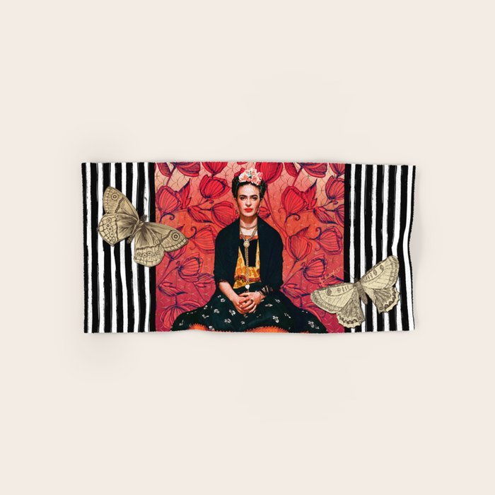 Frida enamorada Bath Towel Gallery Image 1