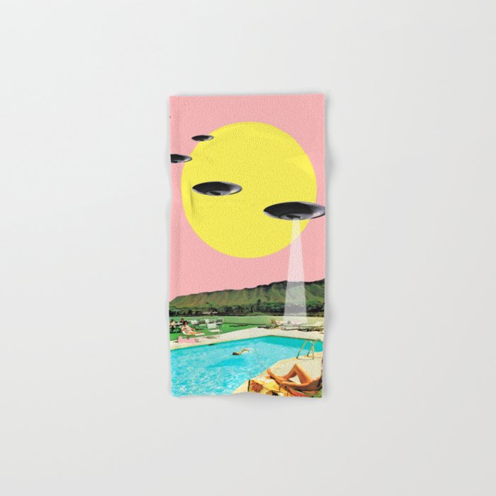 Invasion on vacation (UFO in Hawaii) Bath Towel Gallery Image 1