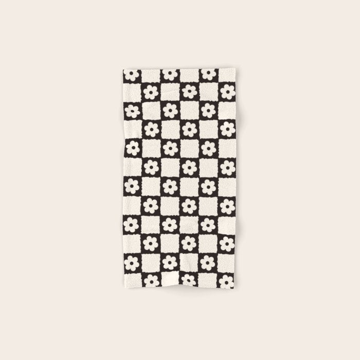 Retro Flower Checker in Black&White Bath Towel Gallery Image 1