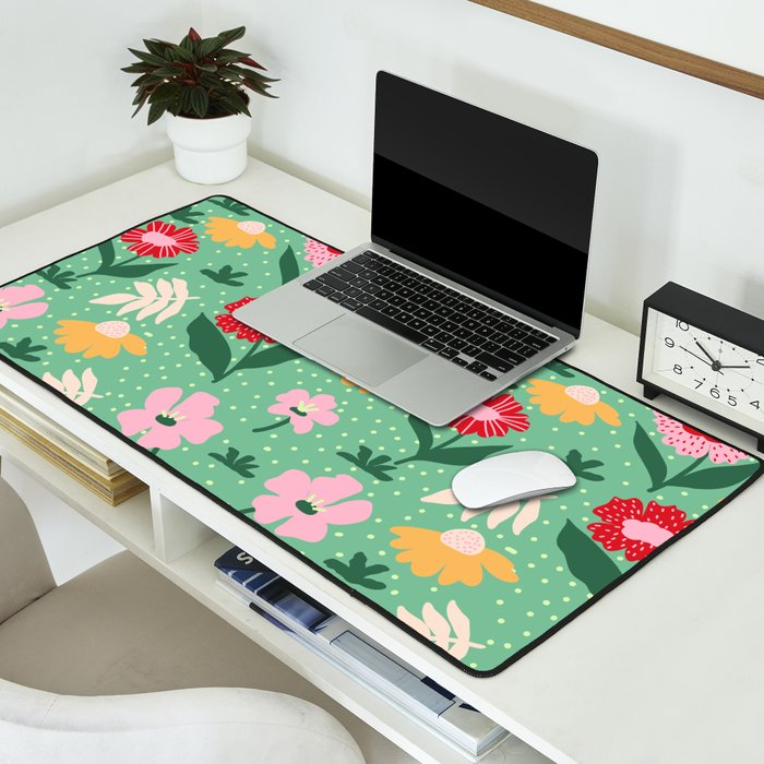 Summer Bloom - Flower e Leaves Desk Mat Gallery Image 2