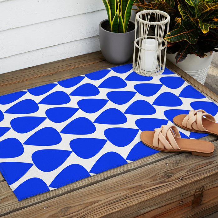 Plectrum Geometric Minimalist Pattern in Electric Blue and White Outdoor Rug Gallery Image 2