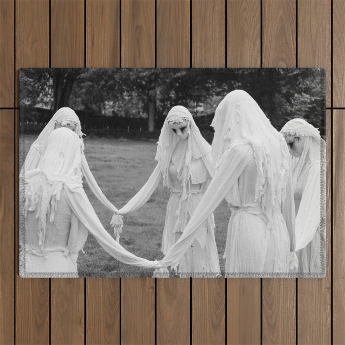 Salem witches, seance gathering of the witch black and white photograph Outdoor Rug Gallery Image 1