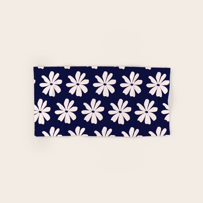 Retro Daisy  Pattern - White and Navy  Bath Towel Gallery Image 1