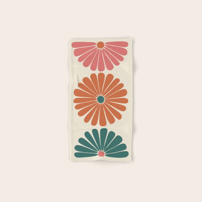Retro Summer Daisies IX Bath Towel Gallery Image 1