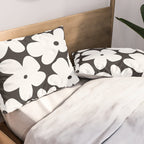 Black & White Flower - 70's White Daisies Pillow Sham Gallery Image 2