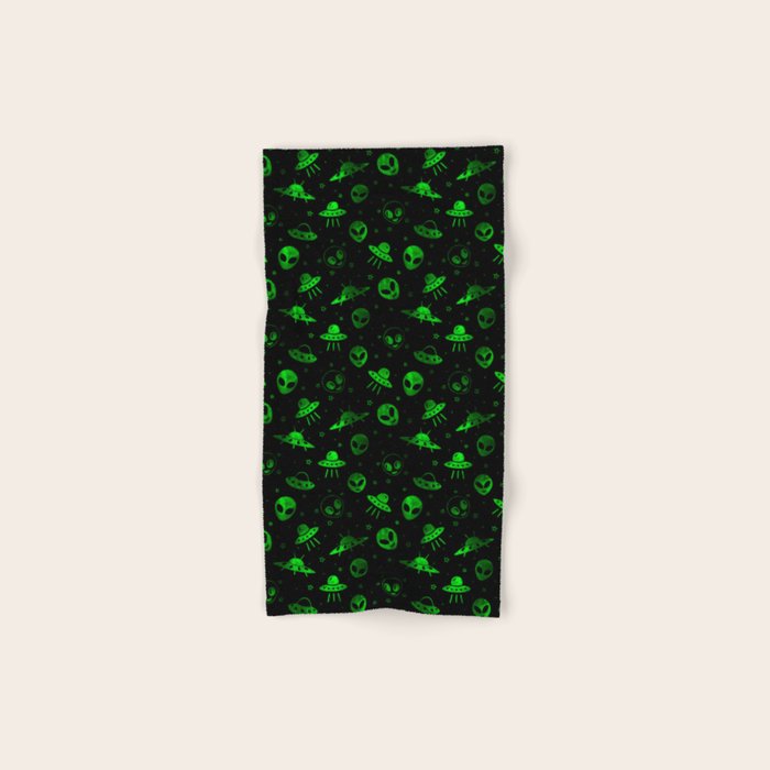 Aliens and UFOs Pattern Bath Towel Gallery Image 1