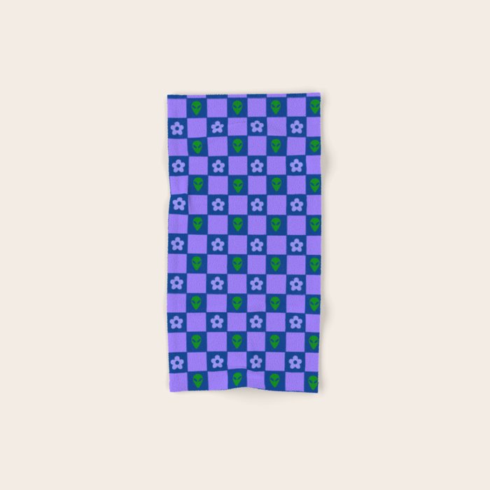 Alien Daisy Checkerboard Bath Towel Gallery Image 1