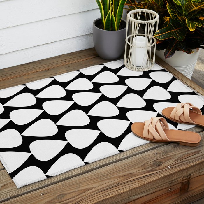 Plectrum Pattern in White and Black Outdoor Rug Gallery Image 2