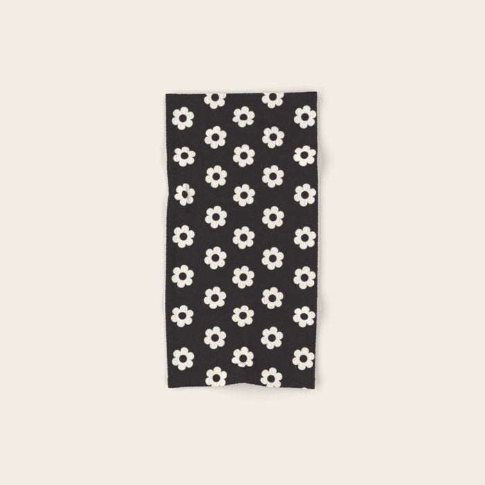 Black and White Daisy Flower Bath Towel Gallery Image 1
