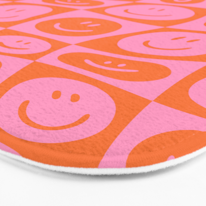 Retro happy face checkered pattern Bath Mat Gallery Image 3
