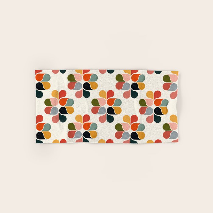 Retro geometry pattern Bath Towel Gallery Image 1