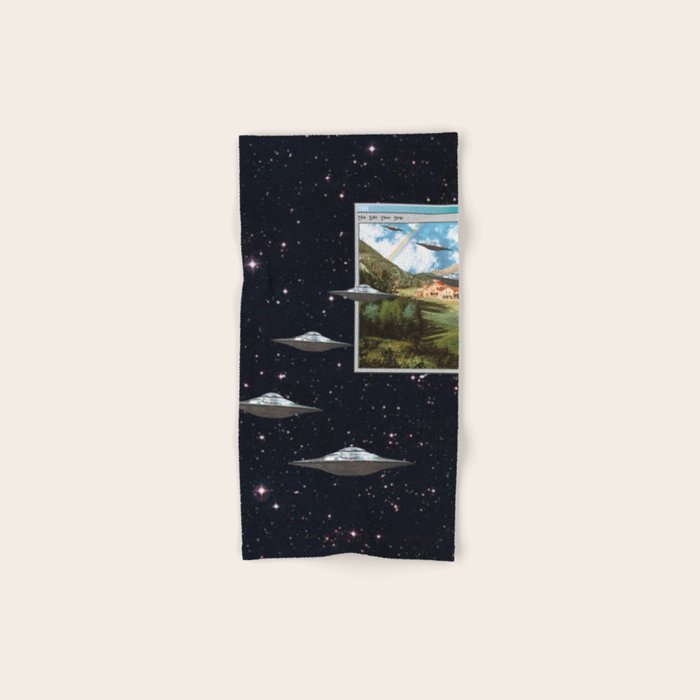 Ctrl+Alt+Del // Returning UFOs Bath Towel Gallery Image 1