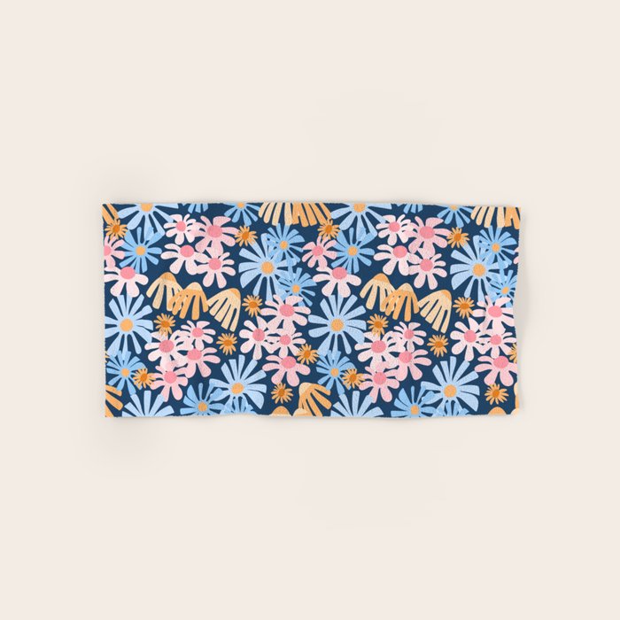 Daisies pattern Bath Towel Gallery Image 1
