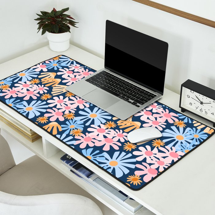 Daisies pattern Desk Mat Gallery Image 2