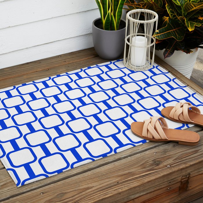Geometric Mod Links Midcentury Modern Pattern Royal Blue and White Outdoor Rug Gallery Image 2