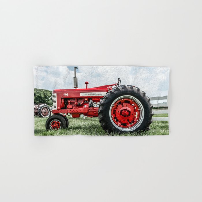 Vintage IH Farmall 450 Side View Red Tractor Bath Towel Gallery Image 1