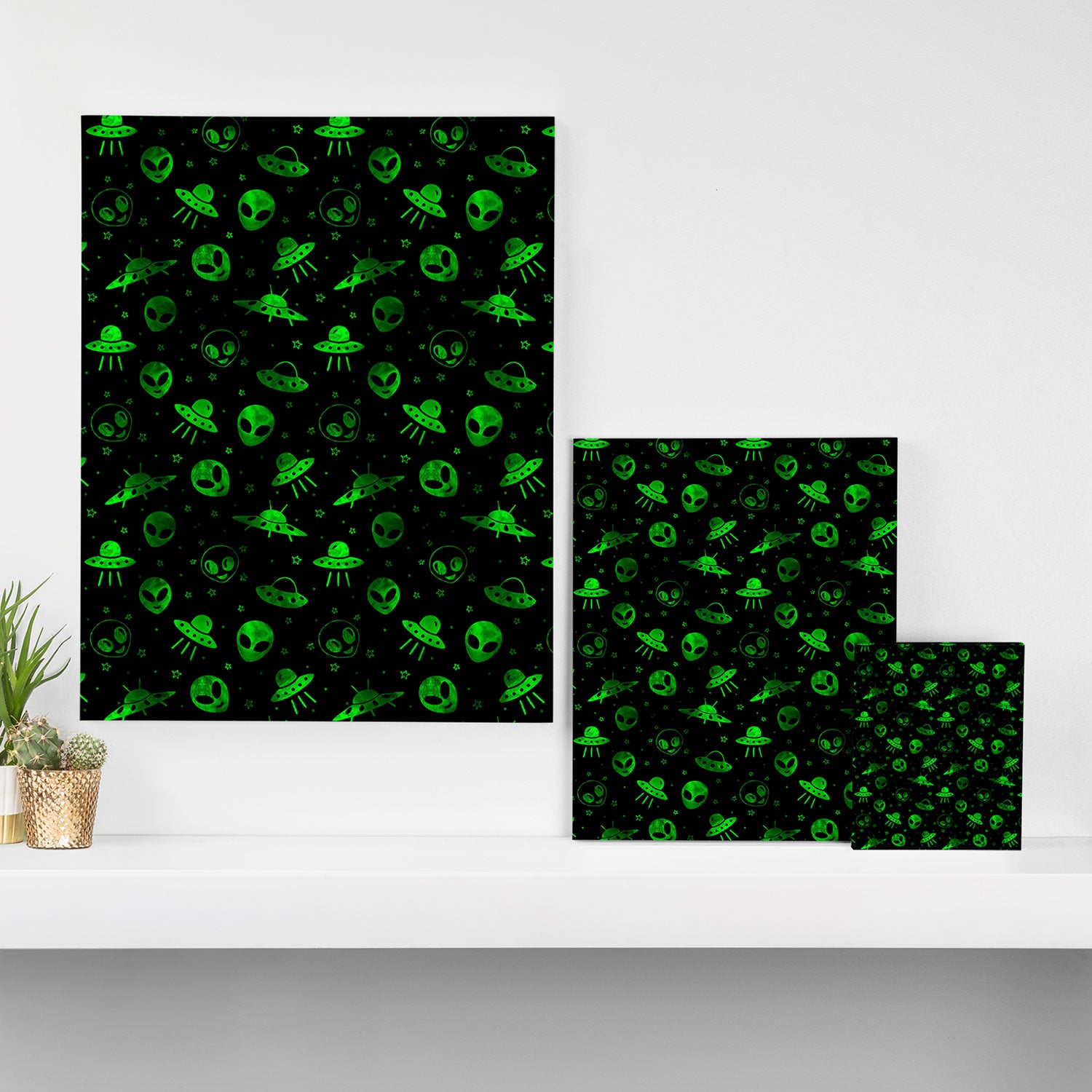 Aliens and UFOs Pattern Canvas Print Gallery Image 3
